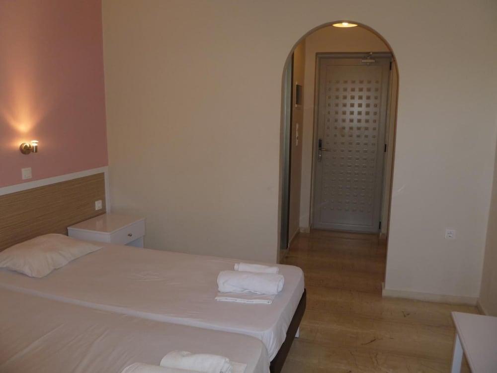 Aparthotel Costas & Chrysoula 3*